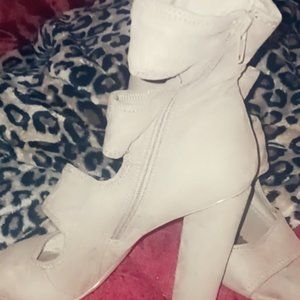 Steve Madden SIZE 9 cut out heeled ankle bootie